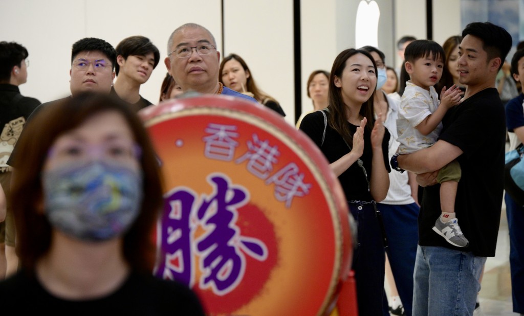 市民在商场撑港队。