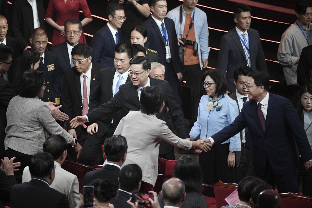 李家超、周霽與在場人士握手致意。