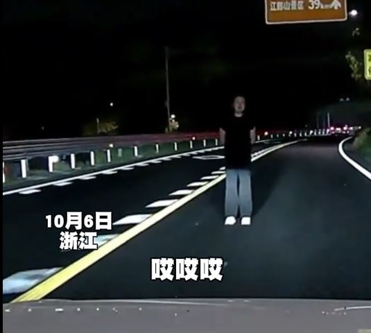浙江女子心情不好走出馬路攔車，被母親一巴掌打飛眼鏡拉回。抖音＠李戴桃疆