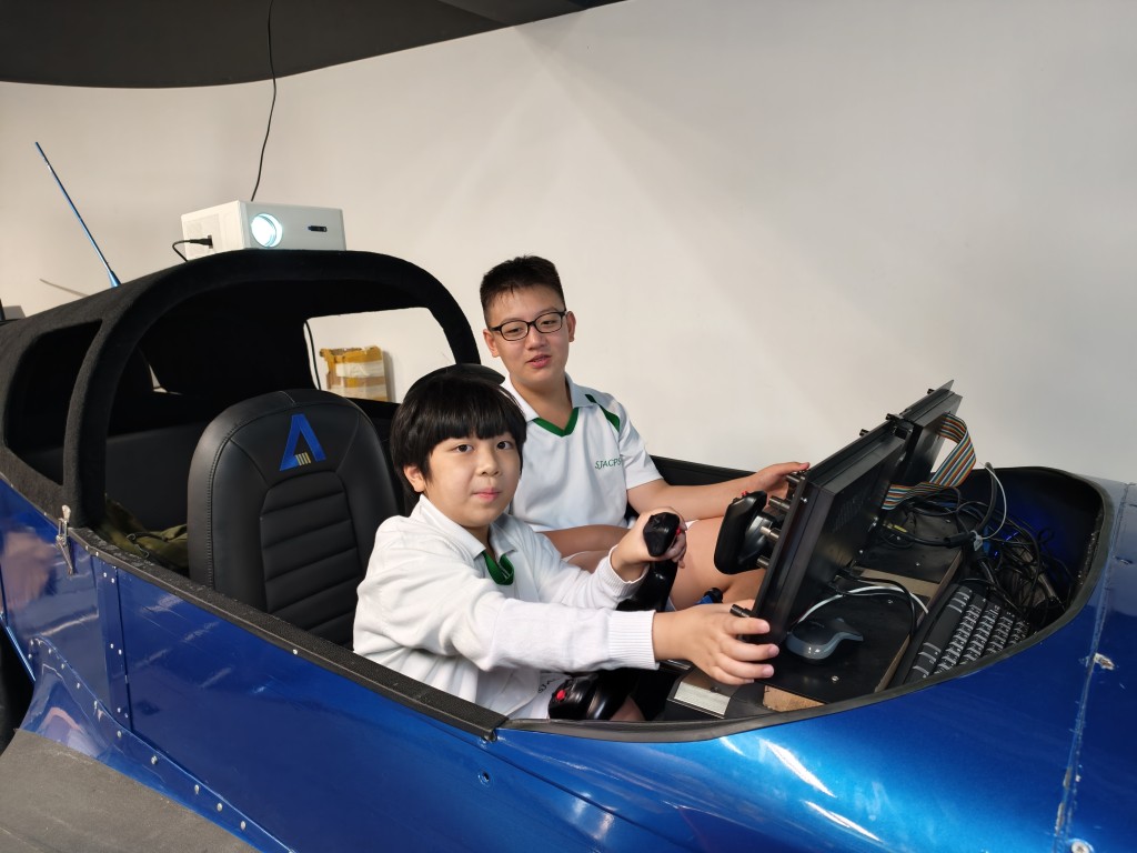 「SJ Pilot」課程由航天知識入手，延伸到無人機操控、編程及模擬駕駛飛行器等訓練。（圖片來源：受訪學校提供）