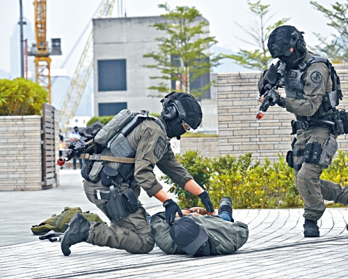 ■與反恐特勤隊駁火的恐怖分子被擊中制服。