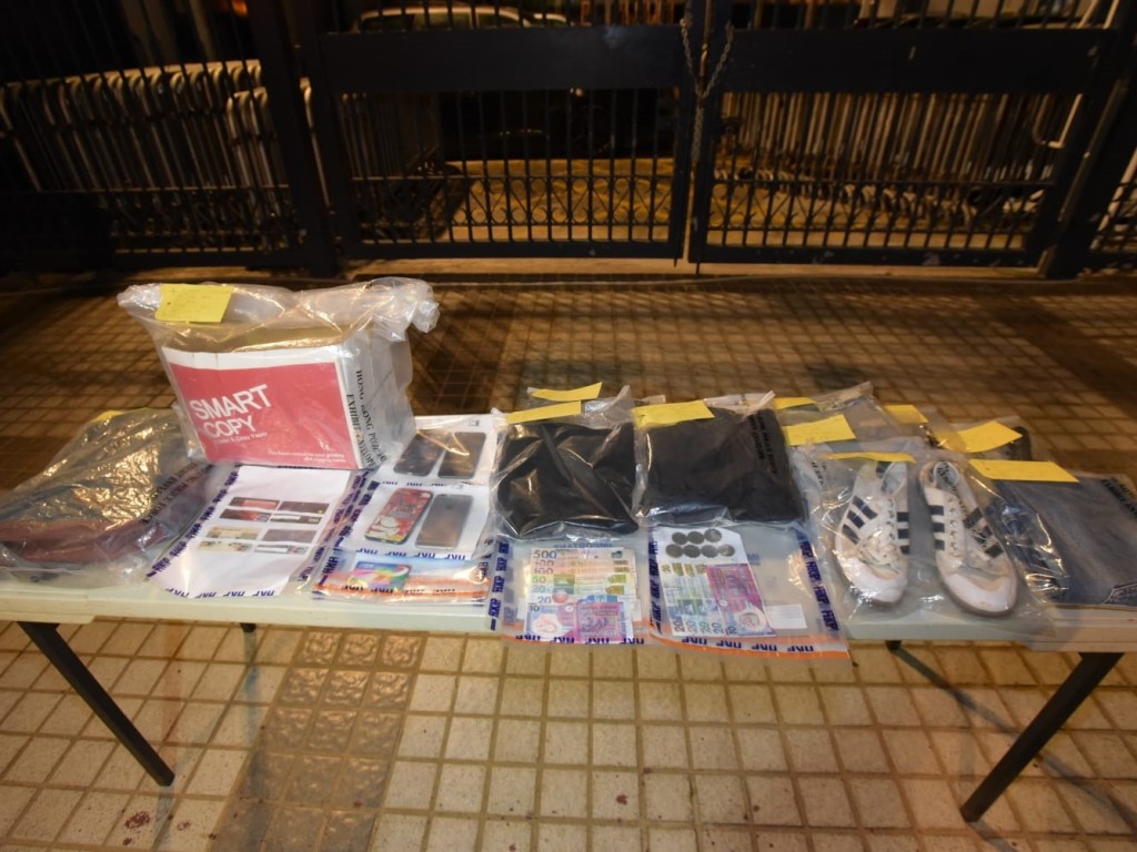警方檢取被捕人在犯案時身穿的衣物、犯案後更換的衣物,以及犯案工具。