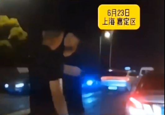 上海有的士司機因行車糾紛，被另一司機兩度猥褻強吻。