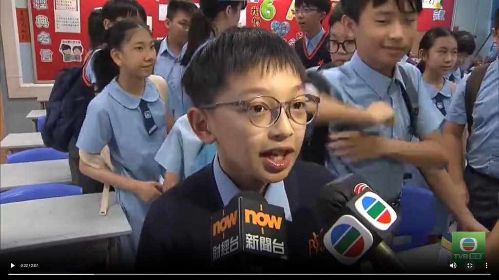 同學更在訪問尾聲哼出網絡迷因(Meme)「Happy貓」的歌詞「Happy Happy Happy!」TVB新聞截圖 同學更在訪問尾聲哼出網絡迷因(Meme)「Happy貓」的歌詞「Happy Happy Happy!」TVB新聞截圖