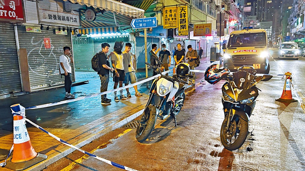 警方拘捕2名涉案男子，並發現其中一人所駕駛電單車為報失車輛。
