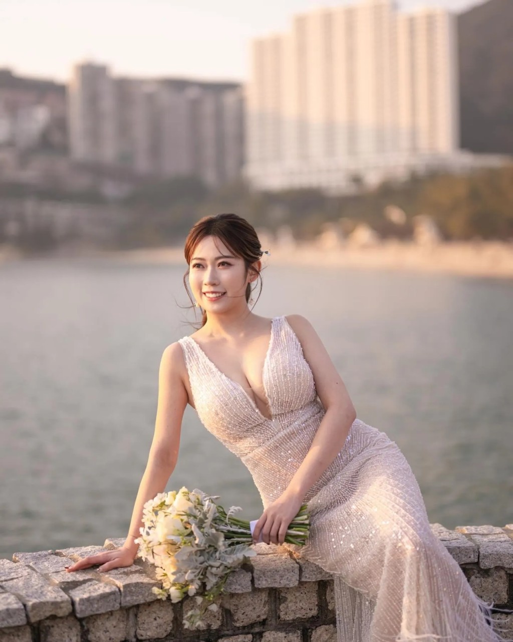 日前,黃婧靈在IG上晒出多張性感婚照。 日前,黃婧靈在IG上晒出多張性感婚照。