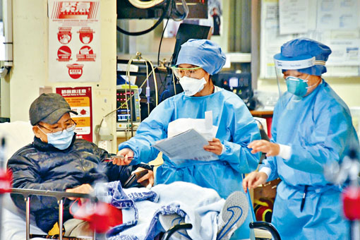 前线医护人员的防护装备紧绌，补货量未能追上消耗量。