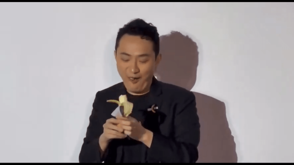 孫宇晨慢慢嘴嚼「天價香蕉」。 微博截圖 孫宇晨慢慢嘴嚼「天價香蕉」。 微博截圖