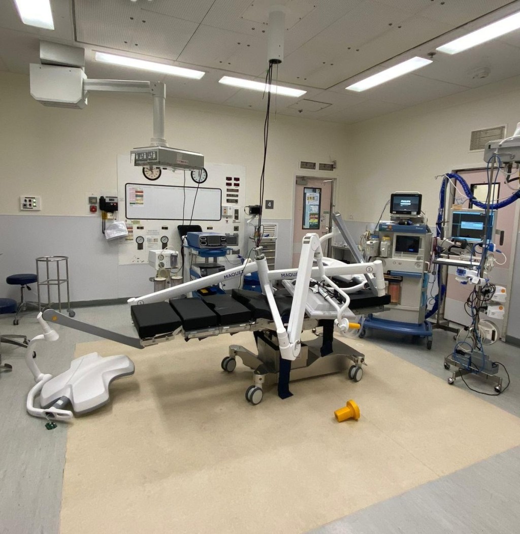從網上流傳圖片可見，該手術燈連同支架，整台壓在手術床上，電線仍吊在天花與支架之間。（網上圖片）