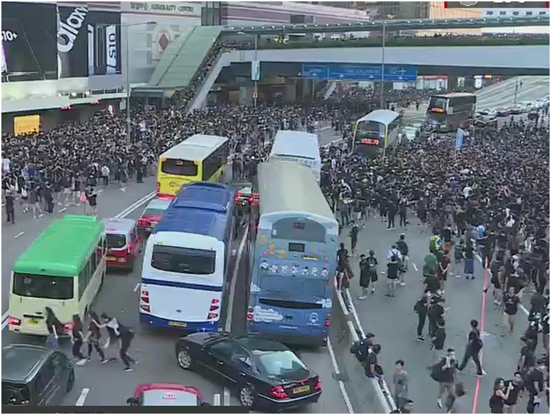 示威者佔用夏慤道行車線。有綫截圖