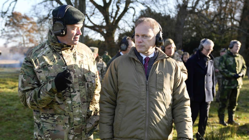 英国陆军总参谋长桑德斯（Patrick Sanders）与国防大臣夏博思（Grant Shapps）。 路透社