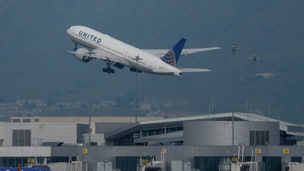 聯合航空將「強制使用耳機」規定提升至具法律約束力。(法新社)