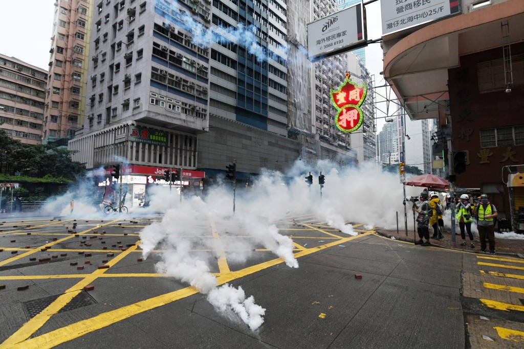 当日有示威者与警方对峙期间投掷汽油弹等物品。资料图片
