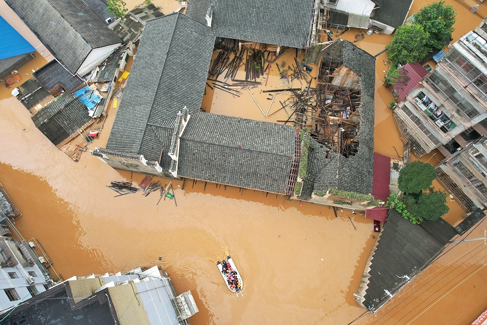 湖南平江有半個城區被浸，居民要在一樓以上躲避洪水。中新社