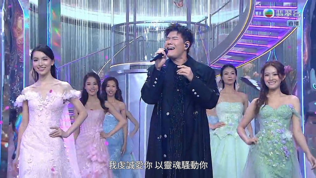 張與辰深情獻唱經典金曲〈騷靈情歌〉。 張與辰深情獻唱經典金曲〈騷靈情歌〉。