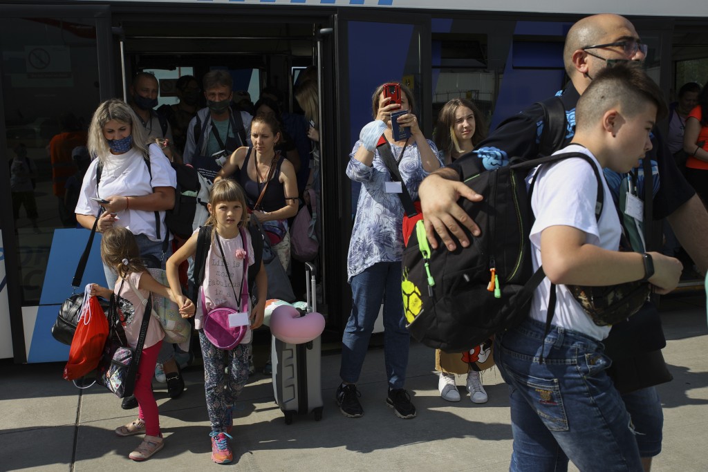 這批難民主要是來自烏克蘭各地的婦女及兒童。AP圖片