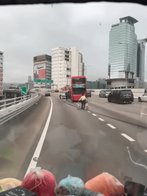 現場遺留一道長煞車痕。FB：車cam L（香港群組）