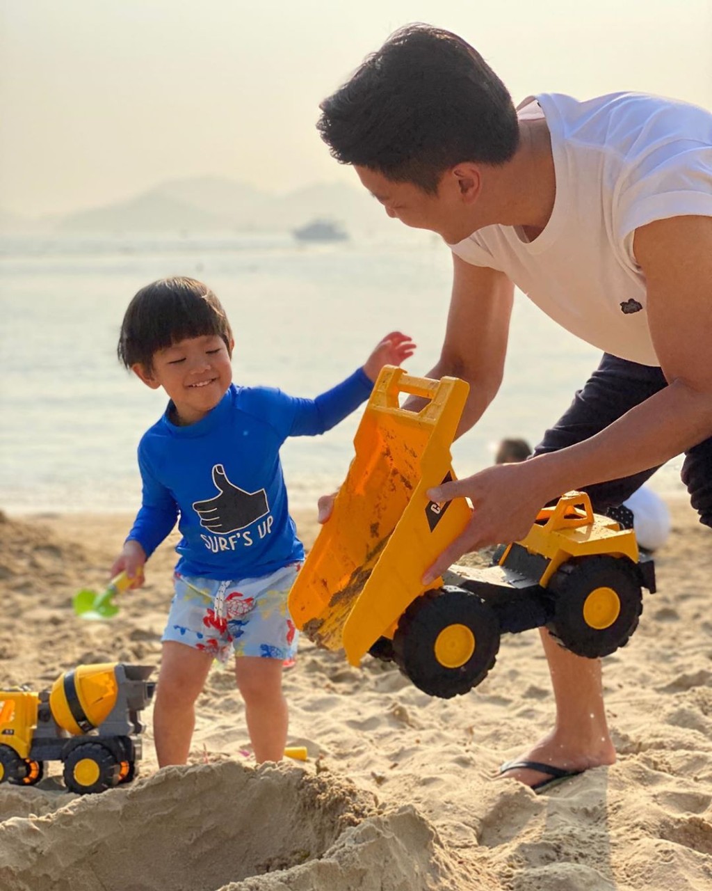 黎诺懿早前发现一个人迹罕至的沙滩，得闲便带小春鸡去放风。