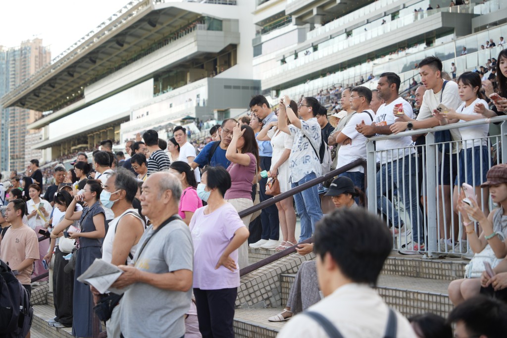 沙田馬場舉行「香港共慶回歸賽馬日」。