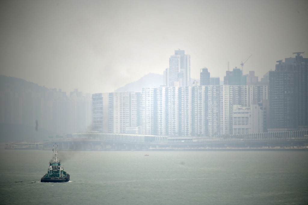 本港下午部分時間風勢微弱，不利於污染物擴散，影響本港的背景臭氧及粒子污染水平較正常為高。資料圖片