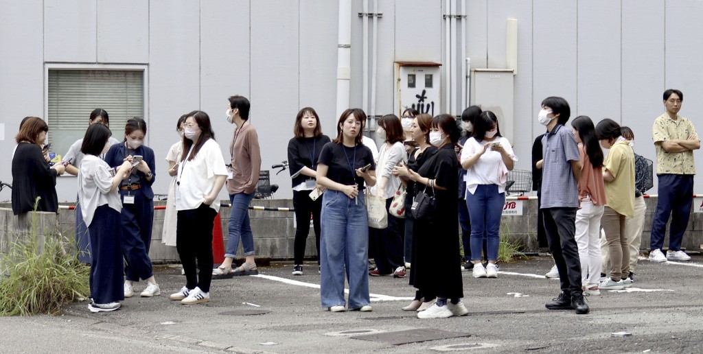 地震發生時，大批居民到戶外暫避。美聯社