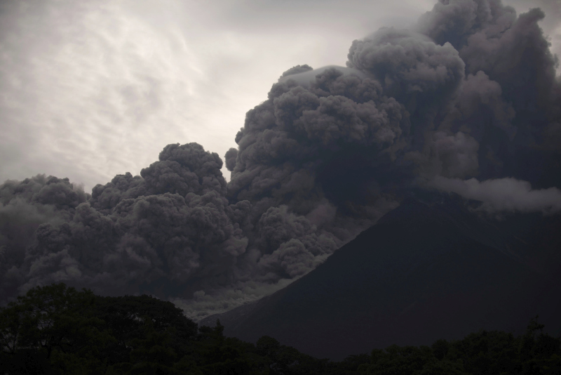 危地马拉的富埃戈火山，喷出大量浓浓的黑烟和熔岩。AP