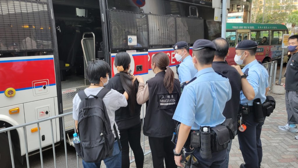跨部門新界南打擊黑工,拘捕30人。警方提供