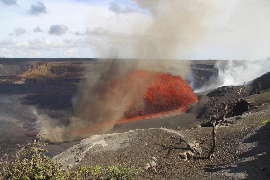 夏威夷幾勞亞火山爆發,暫無危險可近距觀賞熔岩噴泉。 美聯社 夏威夷幾勞亞火山爆發,暫無危險可近距觀賞熔岩噴泉。 美聯社