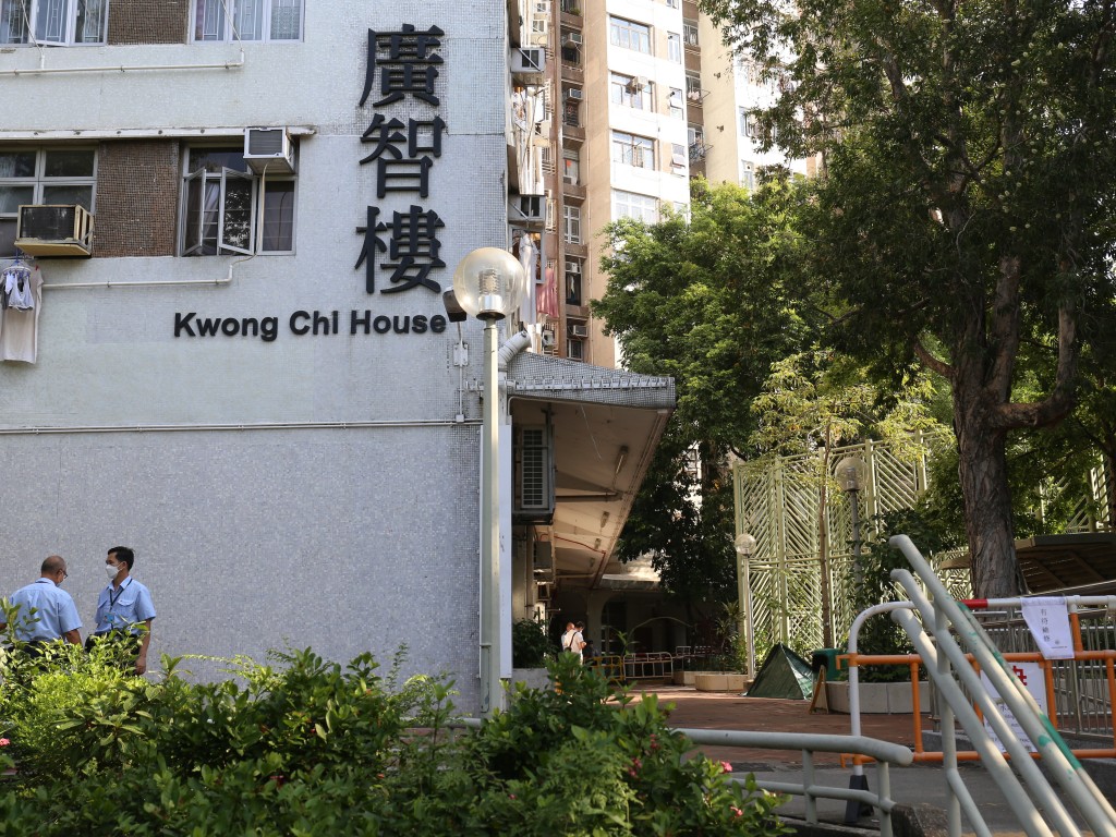 大埔广福邨广智楼年约70岁老翁堕楼不治，警员到场调查。