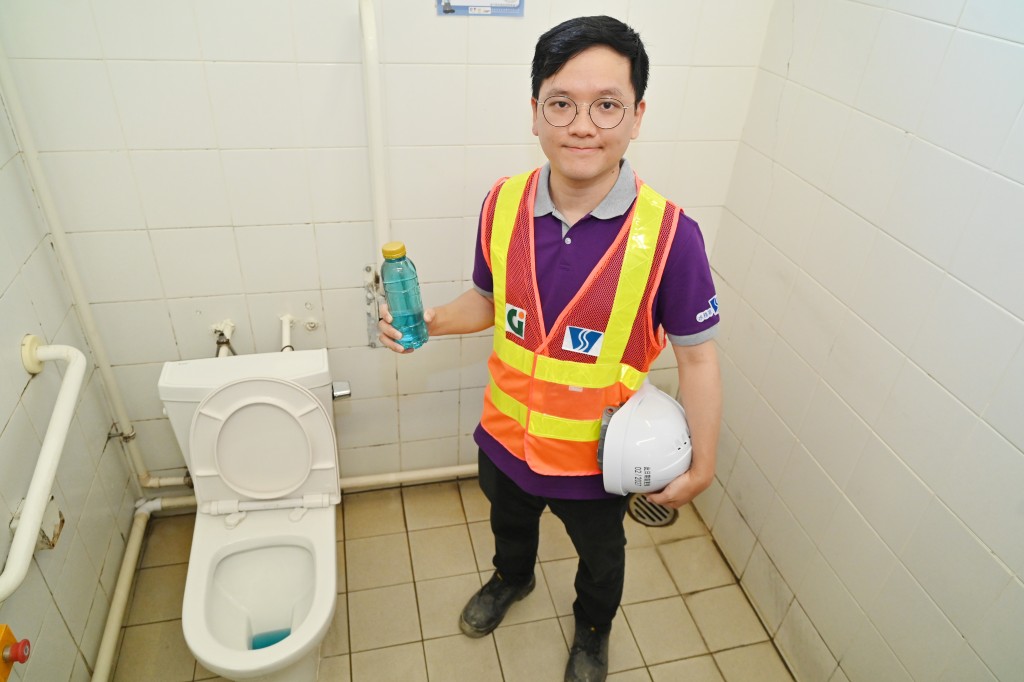 清河邨於今年3月20日已可使用再造水沖廁，黃智偉指水務署人員每天都會到邨內抽取水樣本進行檢測。   鍾健華攝