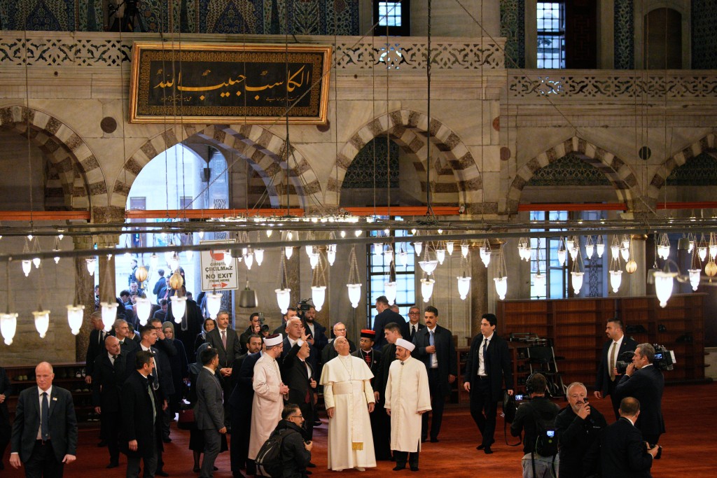 教宗良十四世到訪藍色清真寺。美聯社 教宗良十四世到訪藍色清真寺。美聯社
