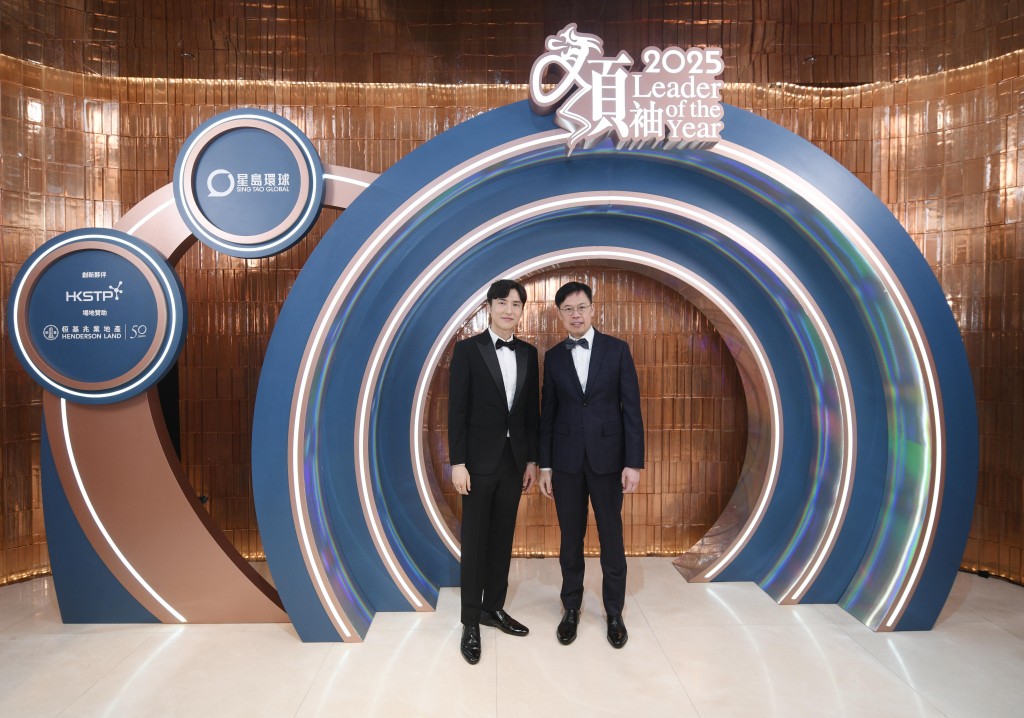 星島新聞集團主席蔡加讚(左)與評審委員會委會、立法會議員陳振英(右)合照。 星島新聞集團主席蔡加讚(左)與評審委員會委會、立法會議員陳振英(右)合照。