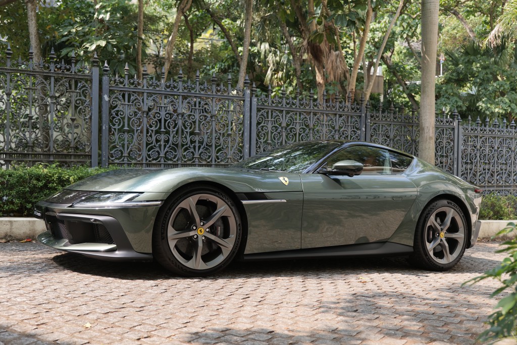 法拉利Ferrari 12Cilindri香港首試：車身雖然比前作812加長了70mm，不過軸距則縮短了20mm至2,700mm，配合後輪轉向，操控因此更靈活。
