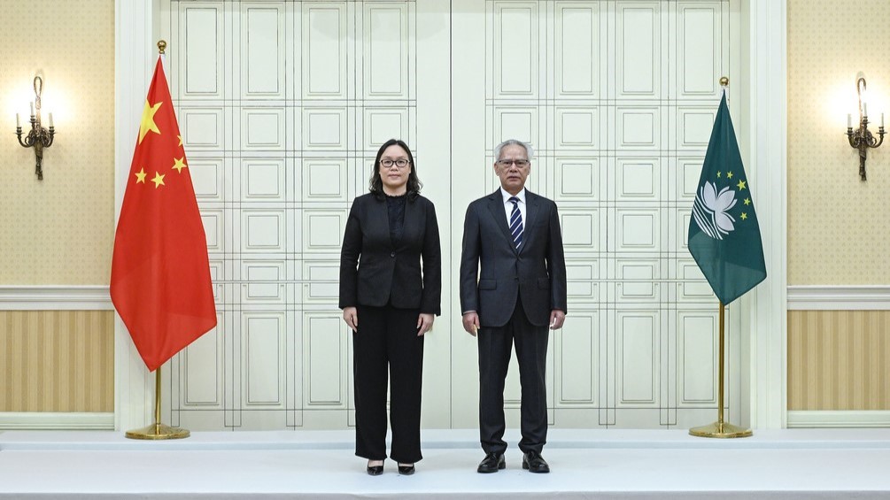 澳门行政长官岑浩辉（右）主持新任澳门经济财政司司长吴惠娴（左）的宣誓就职仪式。澳门新闻局图片
