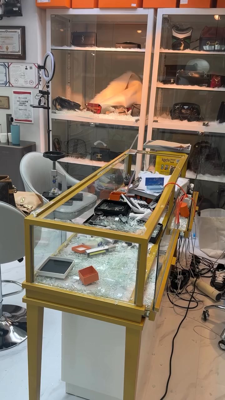 賊匪從飾櫃偷走多件名牌首飾。marioluxuryhk@Instagram片段截圖 賊匪從飾櫃偷走多件名牌首飾。marioluxuryhk@Instagram片段截圖
