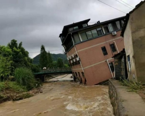 餘杭深夜突降暴雨,引發鸕鳥鎮、徑山鎮、百丈鎮等多地山洪暴發,房屋倒塌、道路受阻、人員被困。(網圖)