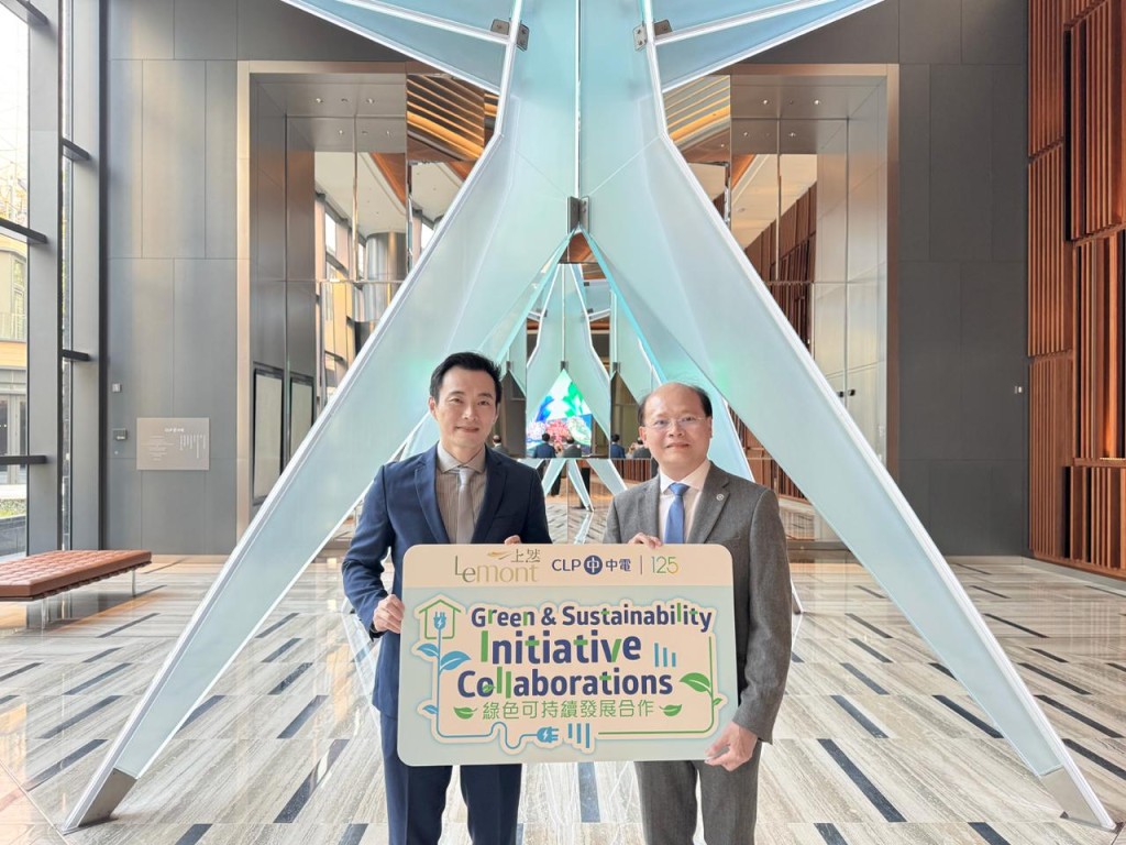 万科香港周铭禧(图左)指，上然累沽1200伙，料第三季交楼。