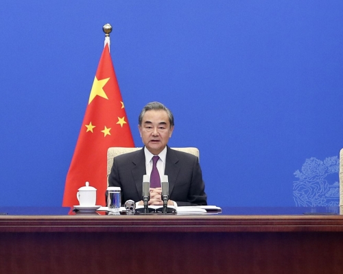 王毅在北京與美國對外關係委員會視頻交流。新華社圖片