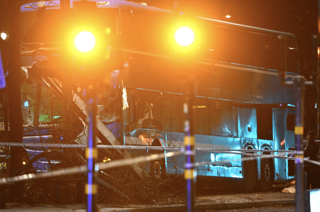 瑞典首都斯德哥爾摩周五(15日)發生嚴重交通意外,一輛城巴在市中心撞上巴士站,造成多人死傷。路透社 瑞典首都斯德哥爾摩周五(15日)發生嚴重交通意外,一輛城巴在市中心撞上巴士站,造成多人死傷。路透社