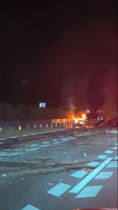 廣西有高速公路日前發生5車串燒車禍，導致2死3傷。微博