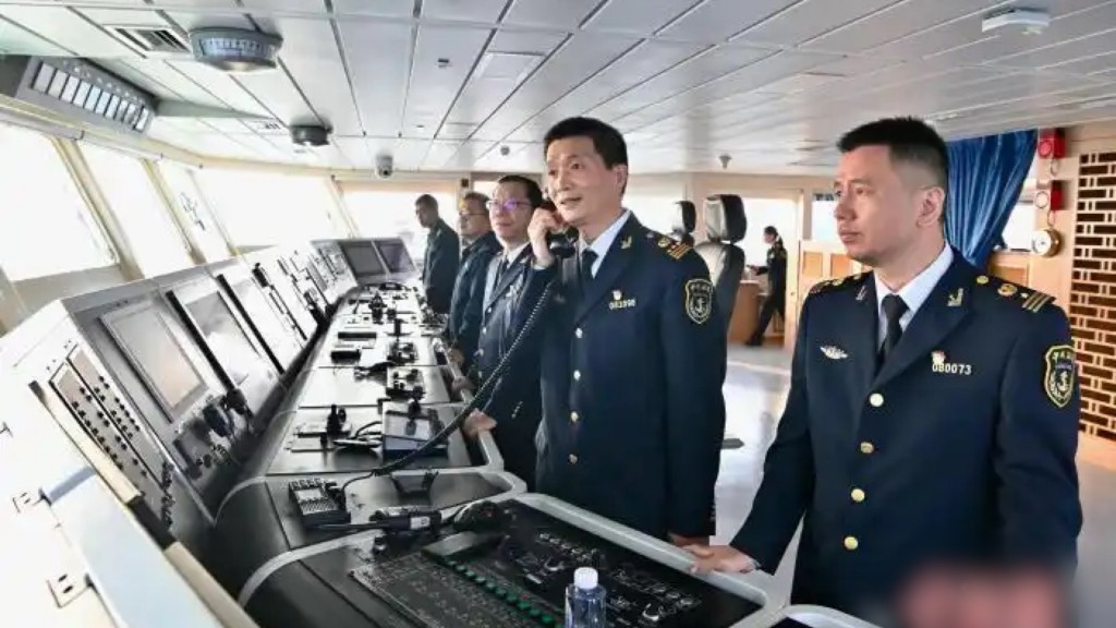 福建海事局工作人員現場指揮行動。中新社 福建海事局工作人員現場指揮行動。中新社