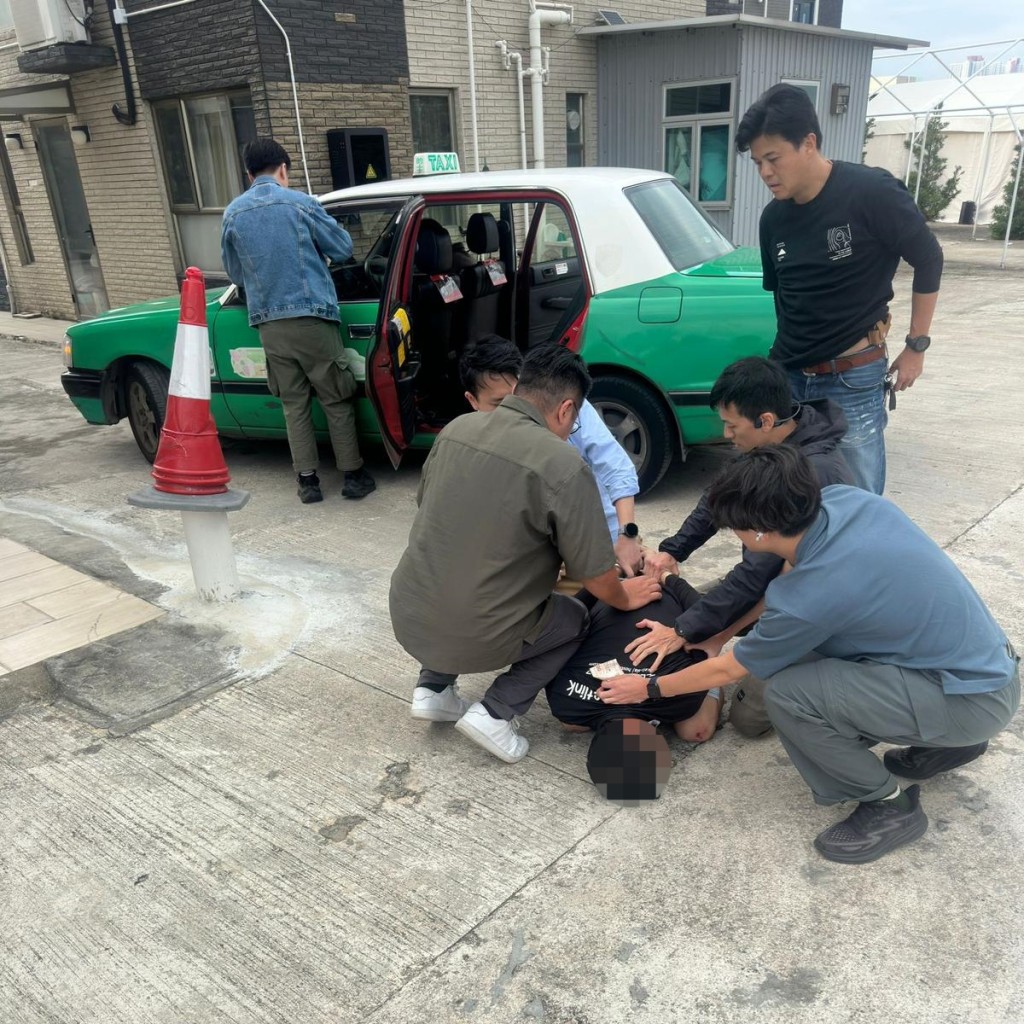 疑犯最終被按地制服。