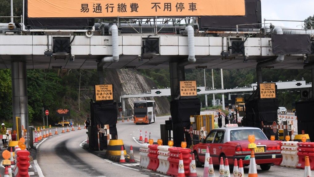 城門隧道昨日(21日)清晨5時起實施「易通行」系統,駕駛者可直接駛過收費廣場,毋須停車繳費。