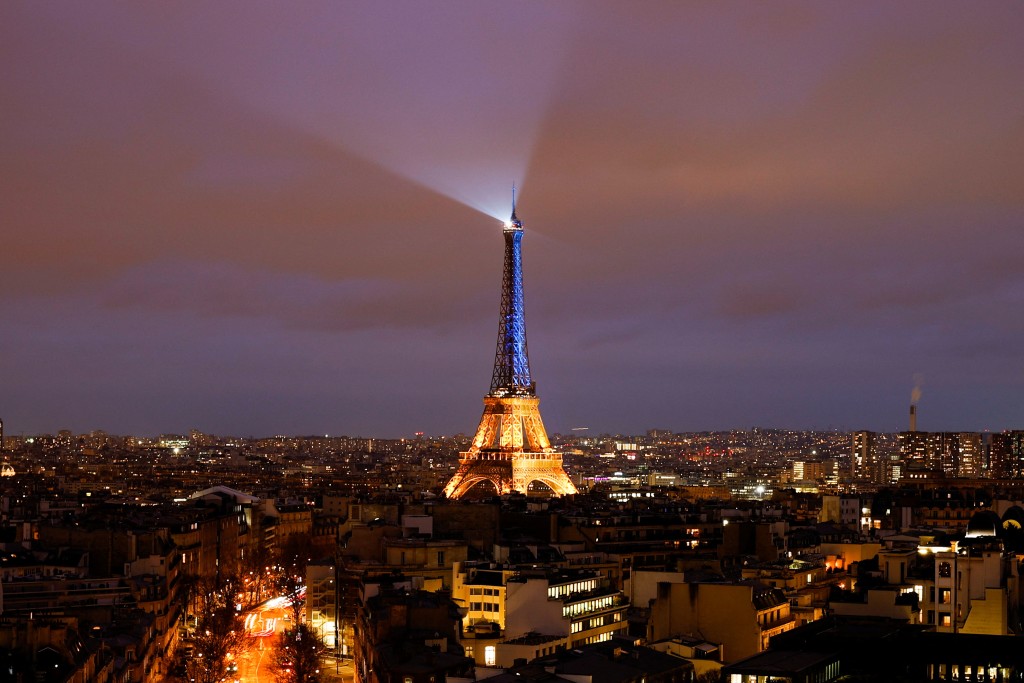 在巴黎，著名地標巴黎鐵塔上半部投上藍色燈光，下半部點上黃色燈光，平常使用的白色聚光燈則在頂部旋轉。路透社