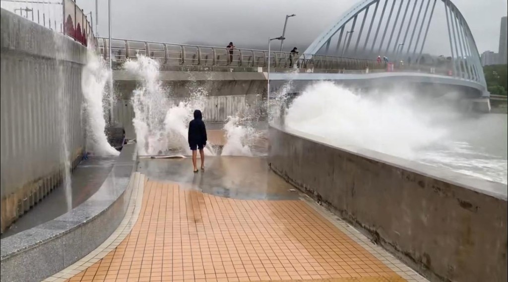 海浪從平台地面縫隙中噴湧而出。影片擷圖