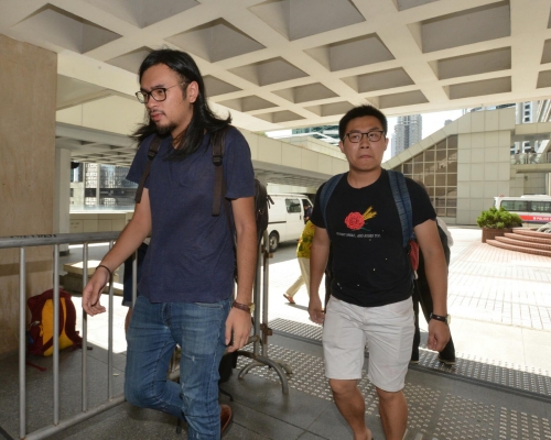 黃浩銘(右)今早到達高院。