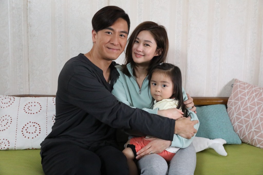 拍摄时同样只有11个月大的梁芯语（Libby）拍完《BB来了》的三年后，再为TVB拍《宝宝大过天》。