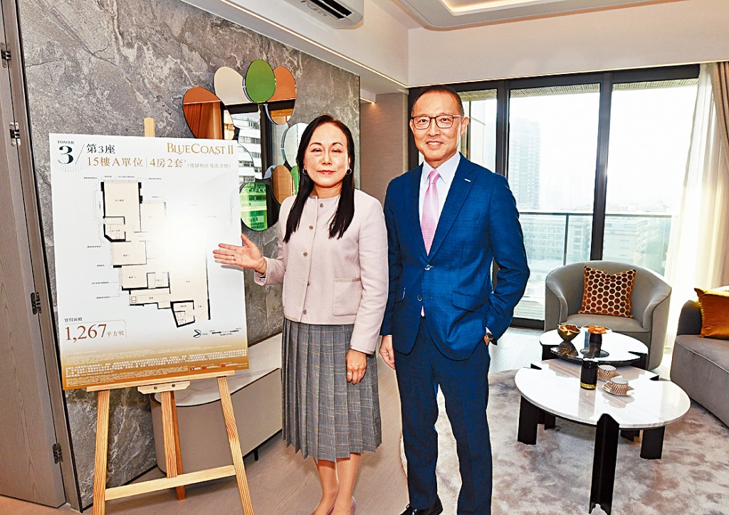 長實郭子威（右）表示，減息因素帶動，Blue Coast II餘貨售價有望提高3%至5%。左為楊桂玲。