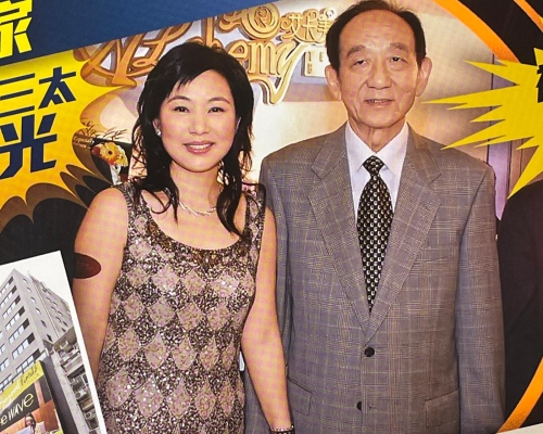 跟隨波叔多年的徐玥(左)，早年獲波叔打本開設美容中心，開張時二人更手拖手合照。東周刊圖片