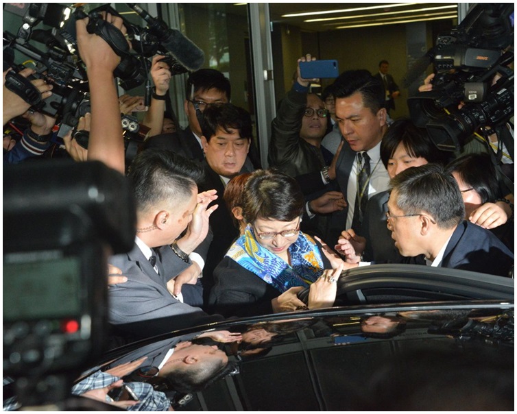 鄭若驊無回應是否辭職就上車離開立法會大樓。